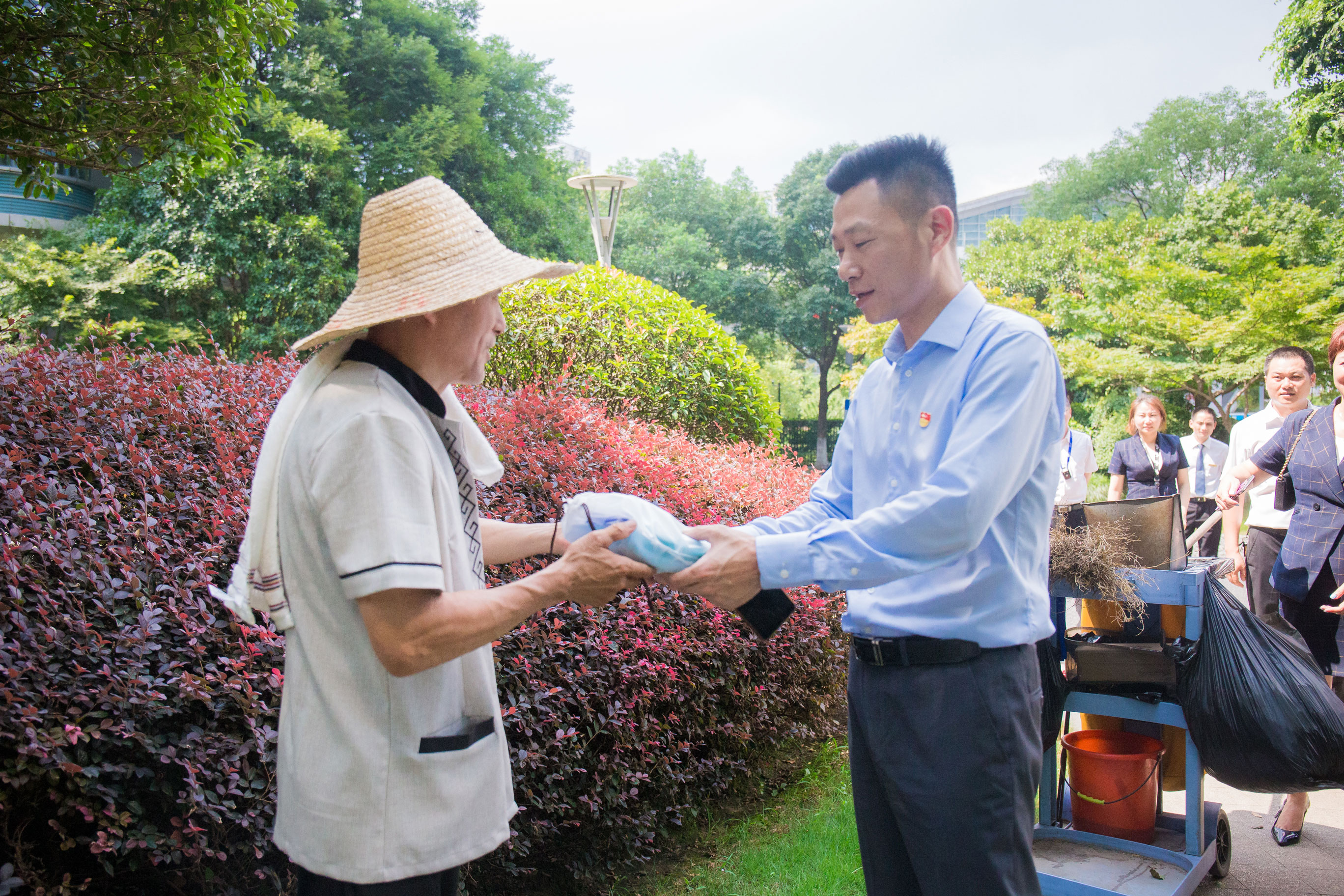 清凉慰藉至 致敬坚守人|他们，与热浪为伍，只为让心安居